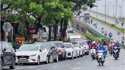 Đà Nẵng trước cảnh báo mưa lớn bão số 12: Tài xế giành chỗ cao gửi xe, có người “bọc” cả ô tô chống ngập
