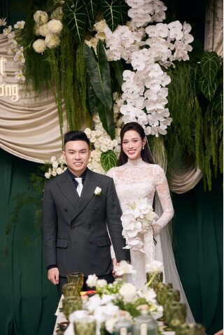 Hoa hậu Đỗ Thị Hà thanh lịch, kín đáo trong hôn lễ với Tổng giám đốc tập đoàn Sơn Hải