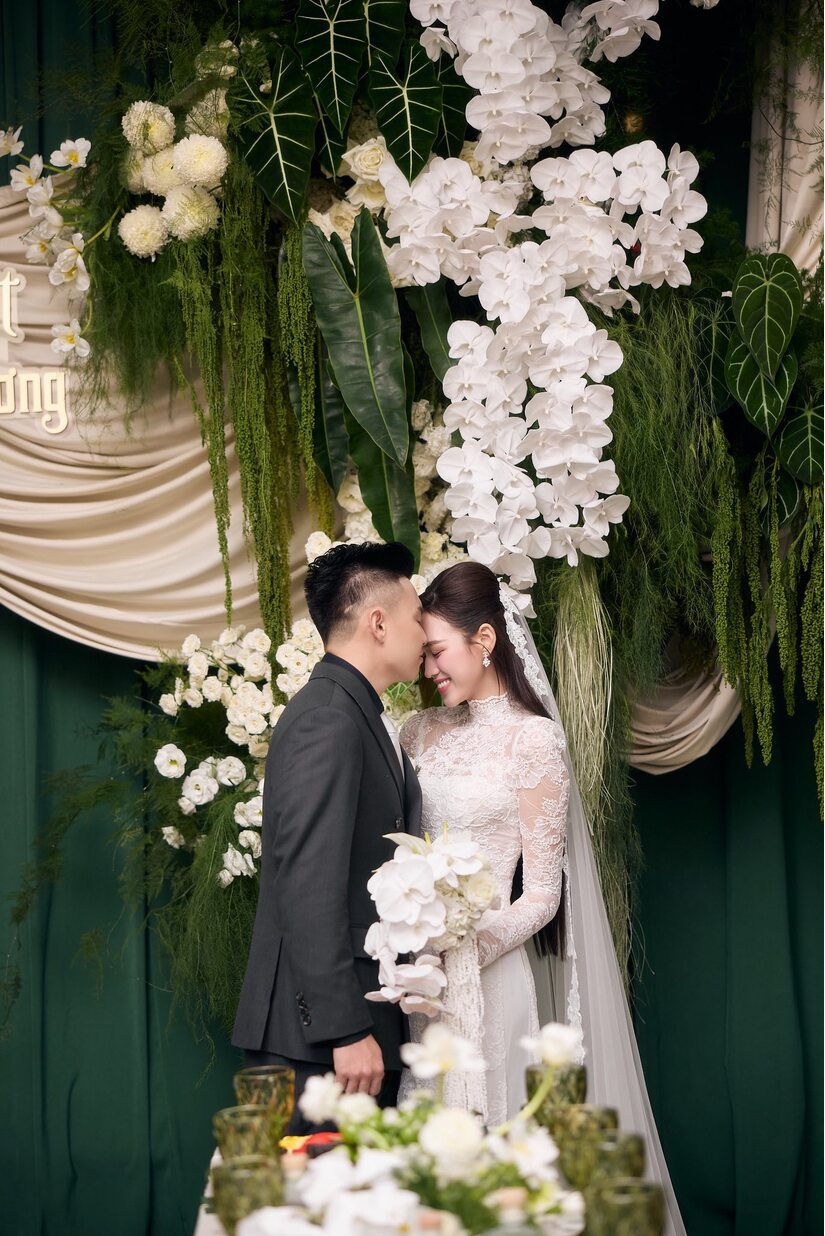 Hoa hậu Đỗ Thị Hà thanh lịch, kín đáo trong hôn lễ với Tổng giám đốc tập đoàn Sơn Hải