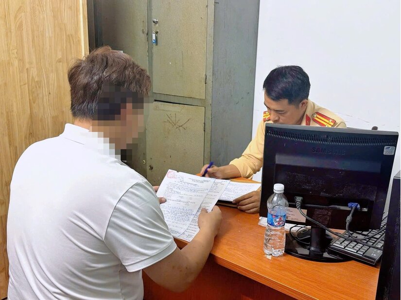 Xe tải gắn màn LED "diễu phố" Hà Nội, tài xế bị phạt 7 triệu đồng