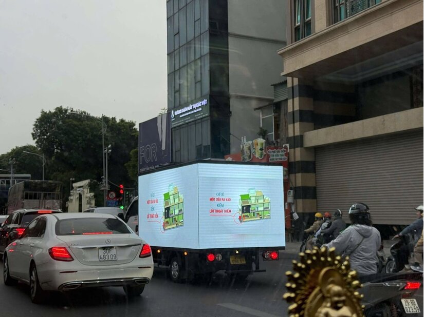 Xe tải gắn màn LED "diễu phố" Hà Nội, tài xế bị phạt 7 triệu đồng