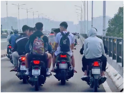 Hà Nội: Xử lý nhóm thanh niên điều khiển xe máy 'đầu trần' dàn hàng ngang trên cầu Vĩnh Tuy