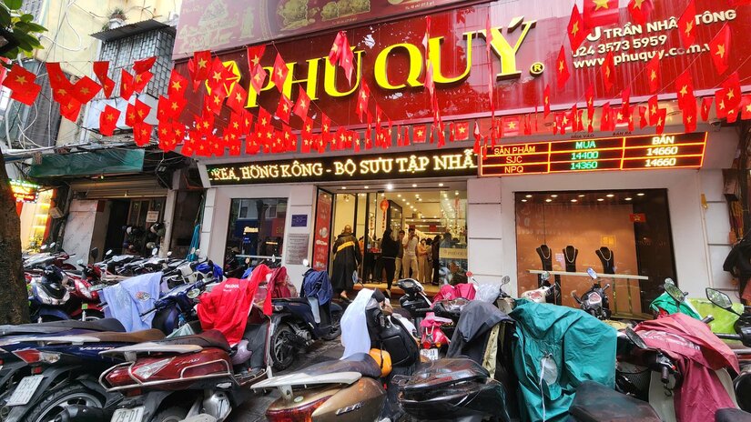 Giá vàng hôm nay mới nhất (30/10) quay đầu giảm: Nhà vàng lại khan hàng, dòng người xếp hàng không còn