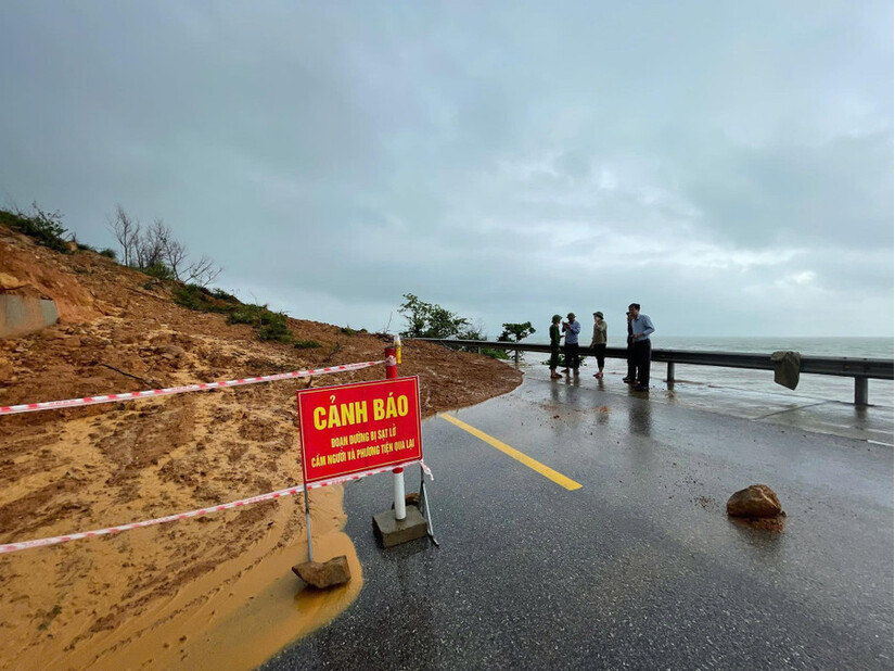 Mưa lớn, triều cường gây ngập sâu, sạt lở nhiều tuyến đường ở Hà Tĩnh
