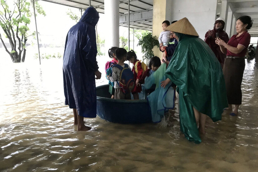 Mưa lớn, triều cường gây ngập sâu, sạt lở nhiều tuyến đường ở Hà Tĩnh