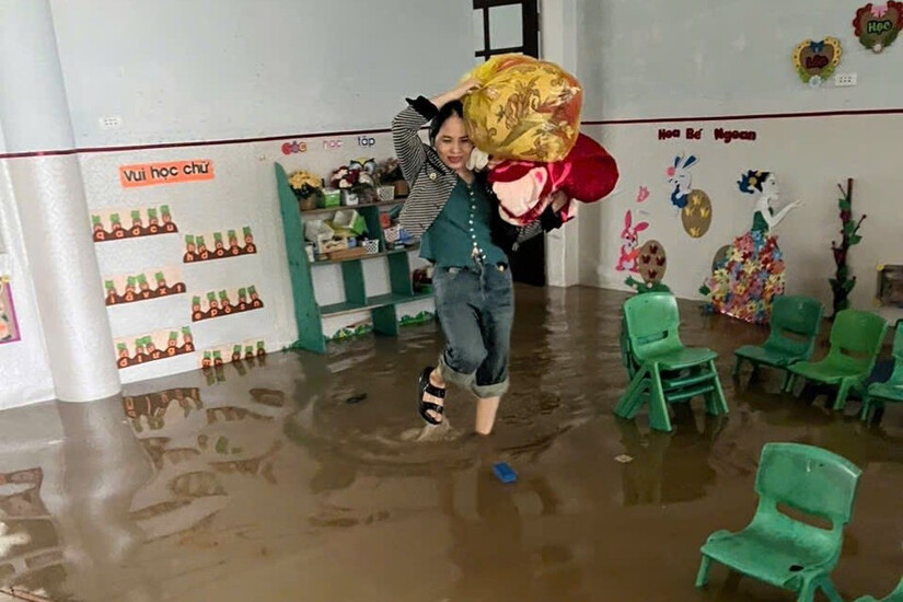 Mưa lớn, triều cường gây ngập sâu, sạt lở nhiều tuyến đường ở Hà Tĩnh