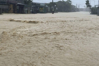 Mưa lớn, triều cường gây ngập sâu, sạt lở nhiều tuyến đường ở Hà Tĩnh