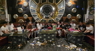 Phát hiện ổ 'bay lắc' trong quán karaoke, 24 đối tượng dương tính với ma túy