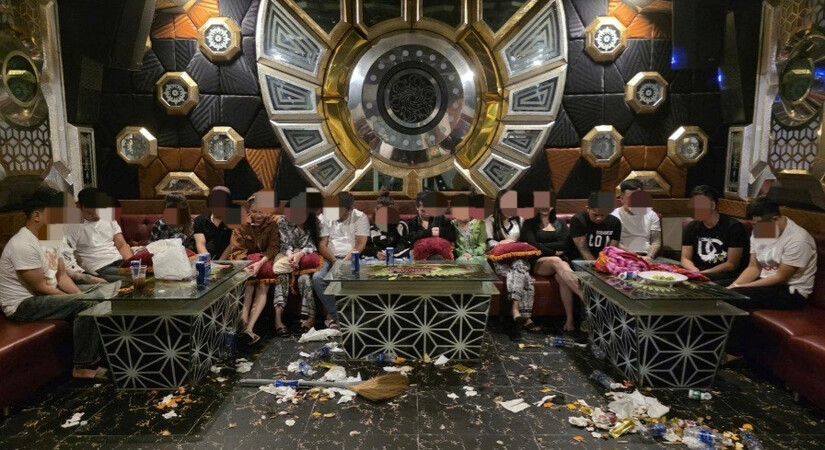 Phát hiện ổ 'bay lắc' trong quán karaoke, 24 đối tượng dương tính với ma túy