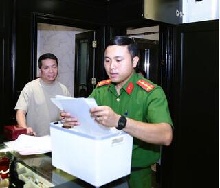 Chồng ca sĩ Đoàn Di Băng bị bắt vì cáo buộc sản xuất, buôn bán hàng giả