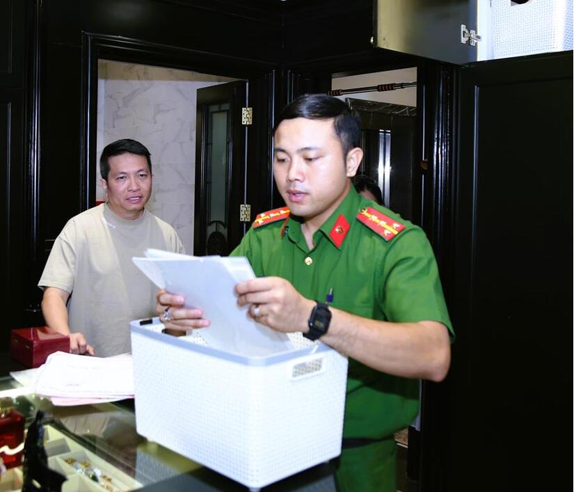 Chồng ca sĩ Đoàn Di Băng bị bắt vì cáo buộc sản xuất, buôn bán hàng giả