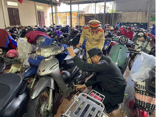 Cảnh sát giao thông tổng kiểm tra bãi giữ xe trong và ngoài trường học