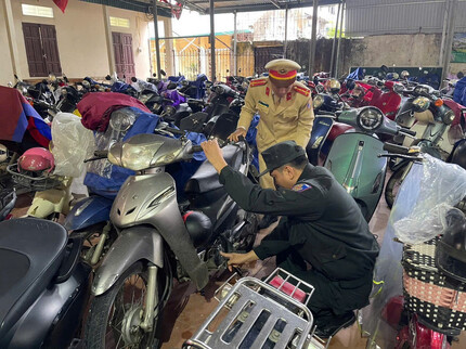 Cảnh sát giao thông tổng kiểm tra bãi giữ xe trong và ngoài trường học