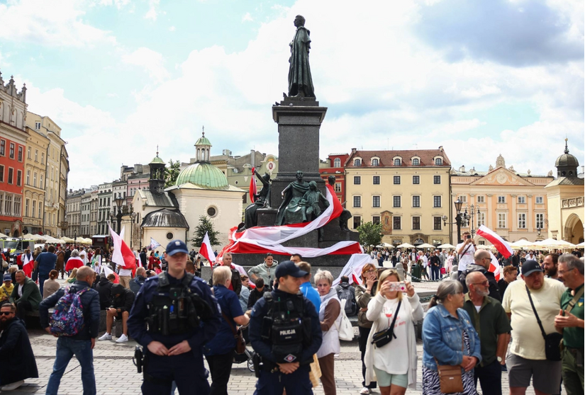 Bloomberg: Tình hình ở Ba Lan rất nguy hiểm cho Ukraine