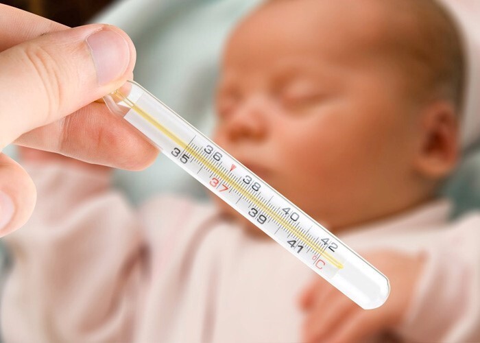 Giải mã công dụng thật của miếng dán hạ sốt cho trẻ sơ sinh