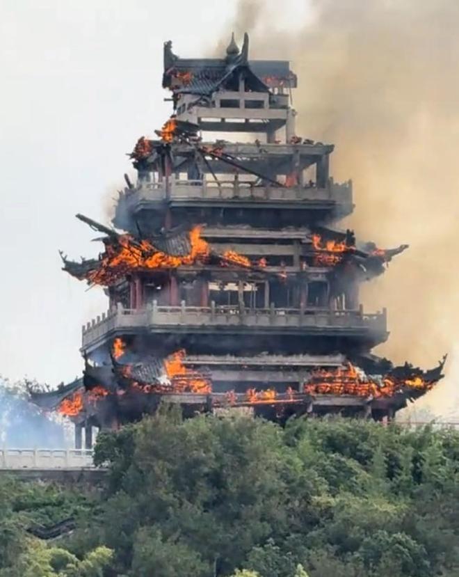 Chùa 1.500 tuổi tại thị trấn Phượng Hoàng bùng cháy dữ dội