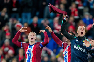 Haaland chiêu đãi đồng đội bánh mì khi Na Uy tiến sát vé dự World Cup 2026