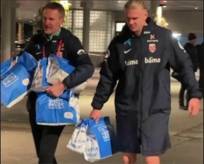 Haaland chiêu đãi đồng đội bánh mì khi Na Uy tiến sát vé dự World Cup 2026