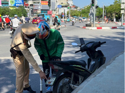 Gần 400 lái xe dùng điện thoại, che biển số khi tham gia giao thông