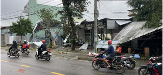 Lốc xoáy trong đêm, hàng chục ngôi nhà ở Đà Nẵng bị tốc mái