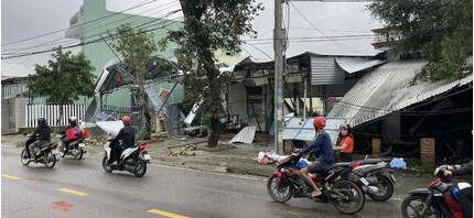 Lốc xoáy trong đêm, hàng chục ngôi nhà ở Đà Nẵng bị tốc mái