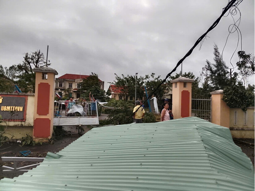 Lốc xoáy trong đêm, hàng chục ngôi nhà ở Đà Nẵng bị tốc mái