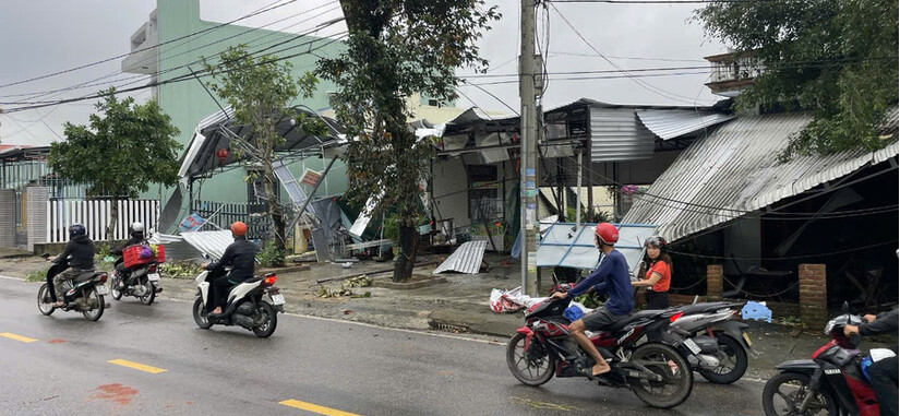 Lốc xoáy trong đêm, hàng chục ngôi nhà ở Đà Nẵng bị tốc mái