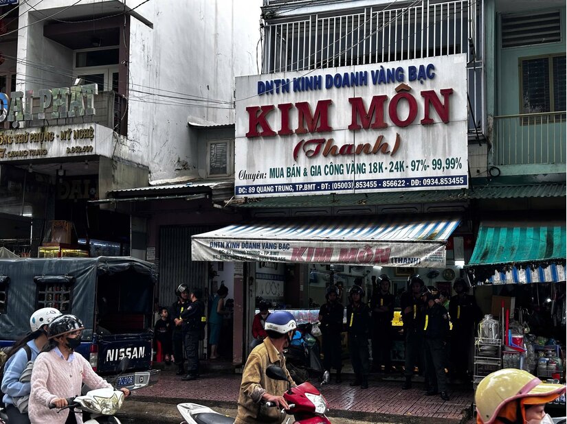 Công an xuất hiện tại cửa hàng vàng nổi tiếng nhất Đắk Lắk