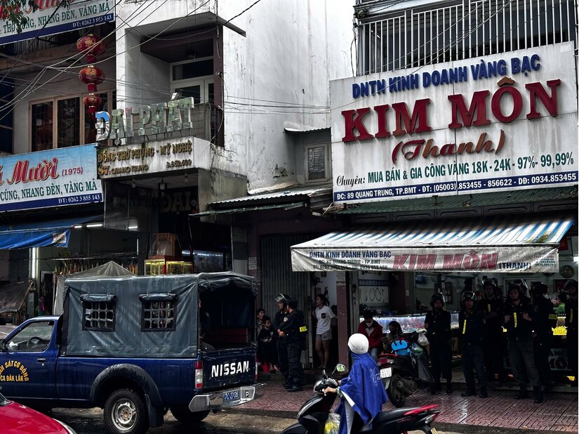 Công an xuất hiện tại cửa hàng vàng nổi tiếng nhất Đắk Lắk