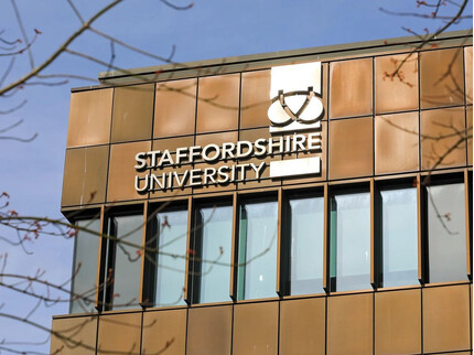 Đại học Staffordshire bị tố lạm dụng AI