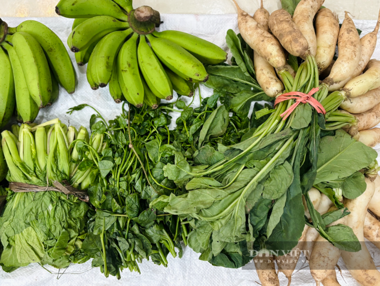 Hà Nội: Rau tăng giá phi mã, nhiều gia đình “xin viện trợ” từ người thân ở quê