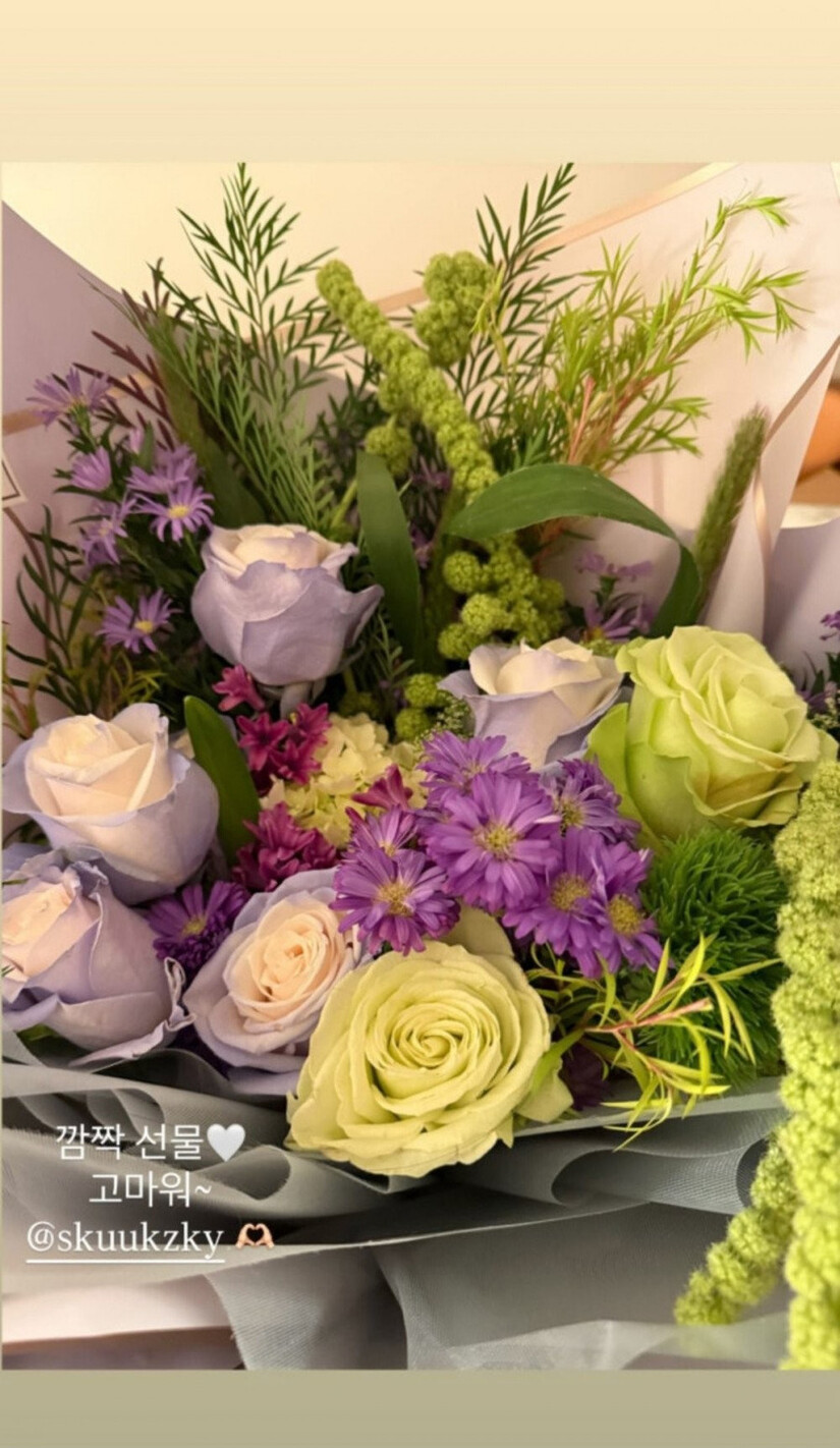 Song Hye Kyo gây bất ngờ, công khai món quà đặc biệt từ 'tình tin đồn' Suzy?