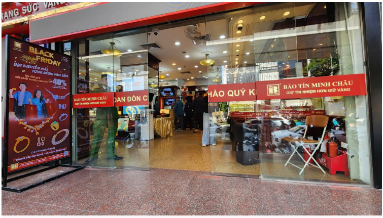 Giá vàng hôm nay mới nhất (28/11) bật tăng mạnh: Nhà vàng bán "mạnh tay", người dân đổ xô đi mua