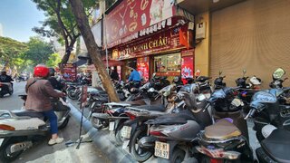 Giá vàng hôm nay mới nhất (29/11) lập kỷ lục: Nhà vàng bán số lượng lớn, khách hàng ra vào liên tục