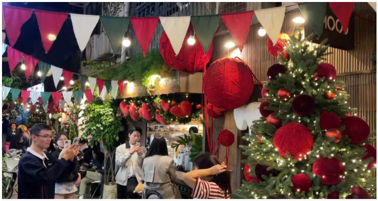 Tranh thủ thời tiết lý tưởng, giới trẻ Hà Nội xúng xính lên đồ "săn" ảnh Giáng sinh sớm