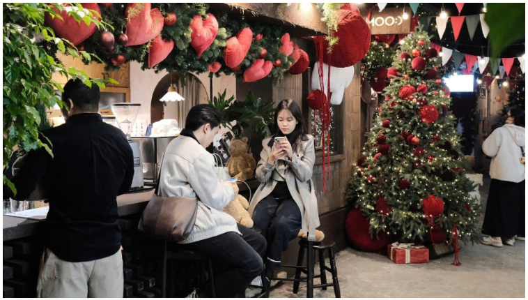 Tranh thủ thời tiết lý tưởng, giới trẻ Hà Nội xúng xính lên đồ "săn" ảnh Giáng sinh sớm