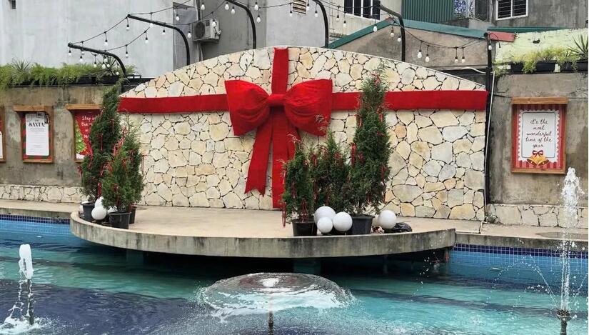 Tranh thủ thời tiết lý tưởng, giới trẻ Hà Nội xúng xính lên đồ "săn" ảnh Giáng sinh sớm