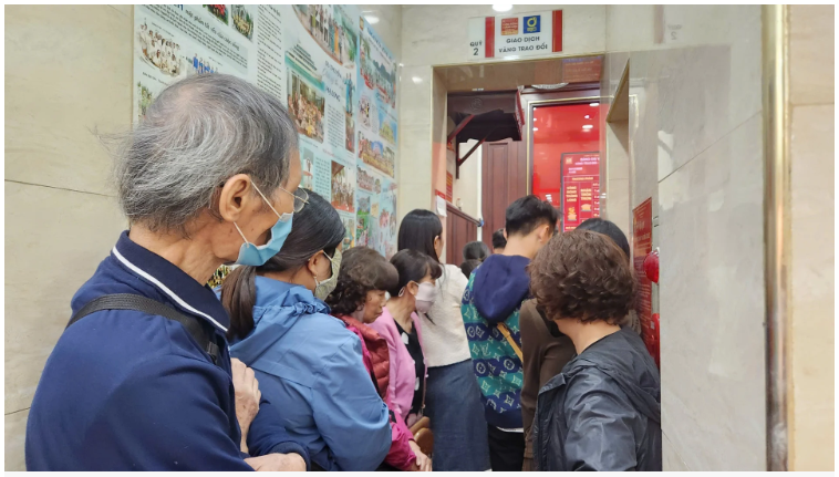 Giá vàng hôm nay mới nhất (4/12) tiếp đà "lao dốc": Nhà vàng "mạnh tay" bán ra, người dân xếp hàng xuyên trưa