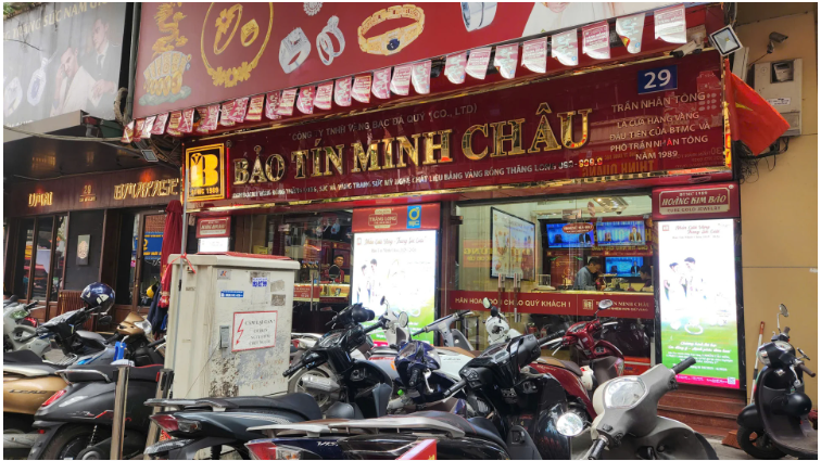 Giá vàng hôm nay mới nhất (4/12) tiếp đà "lao dốc": Nhà vàng "mạnh tay" bán ra, người dân xếp hàng xuyên trưa