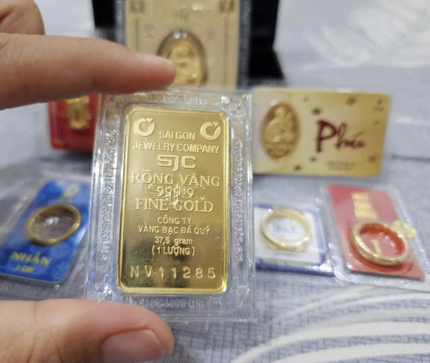 Giá vàng hôm nay (6/12): Tăng dựng đứng, áp sát đỉnh cũ 156 triệu đồng