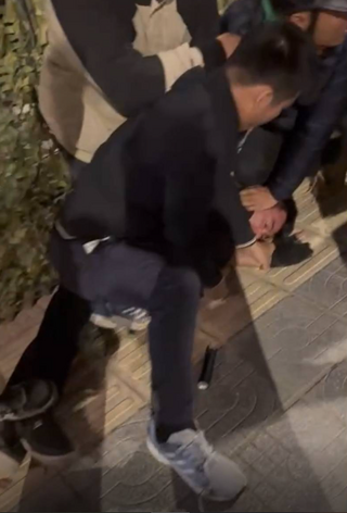 Hà Nội: Bị cư dân chung cư cao cấp truy đuổi quyết liệt, nghi phạm trộm xịt hơi cay hòng tẩu thoát