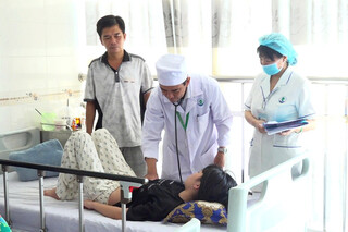 Sốt xuất huyết diễn biến phức tạp và chưa có dấu hiệu hạ nhiệt