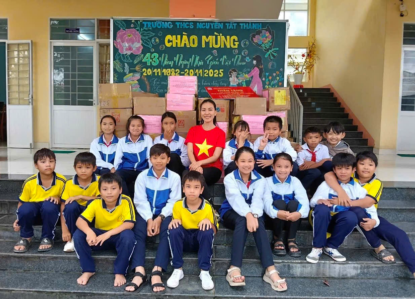 Lan tỏa yêu thương giữa vùng rốn lũ: Hoa hậu Nguyễn Ngọc Hiếu thăm hỏi, hỗ trợ bà con sau thiên tai