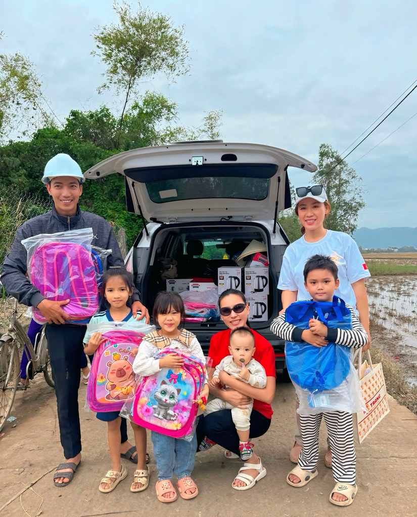 Lan tỏa yêu thương giữa vùng rốn lũ: Hoa hậu Nguyễn Ngọc Hiếu thăm hỏi, hỗ trợ bà con sau thiên tai