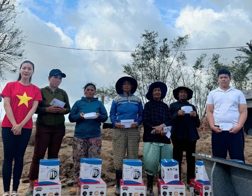 Lan tỏa yêu thương giữa vùng rốn lũ: Hoa hậu Nguyễn Ngọc Hiếu thăm hỏi, hỗ trợ bà con sau thiên tai