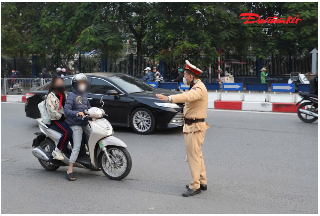 Hà Nội: Xử phạt hơn 200 trường hợp học sinh, phụ huynh vi phạm giao thông trong 1 ngày