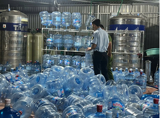 Người dân ở Hà Nội đã uống phải hàng chục nghìn bình nước Lavie giả bơm từ nước máy