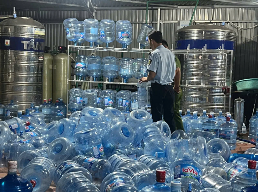 Người dân ở Hà Nội đã uống phải hàng chục nghìn bình nước Lavie giả bơm từ nước máy