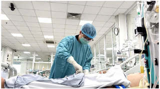 Một giảng viên người Malaysia nguy kịch vì đột ngột viêm phổi, sốc nhiễm khuẩn