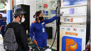 Giá xăng dầu trong nước tiếp tục giảm, RON95-III có giá mới là 19.620 đồng